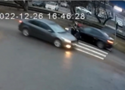 В Краснодаре BMW сбил на зебре двух детей: видео