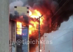 В Краснодарском крае загорелся ТЦ: видео