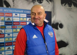  Тренер сборной России, где играют футболисты «Краснодара», ответил на критику и рассказал про свои усы 
