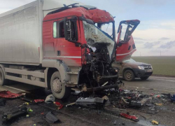 В Краснодарском крае столкнулись два большегруза и «ГАЗель», есть пострадавший