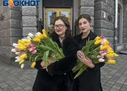 Женщин в центре Краснодара одарили предпраздничными тюльпанами