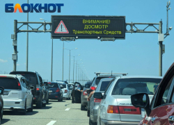 Пробка на подъезде к Крымскому мосту увеличилась до 10 км