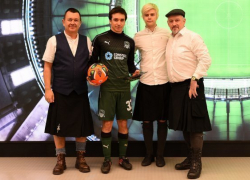  Гости из Ирландии подарили игроку «Краснодара» памятные подарки 