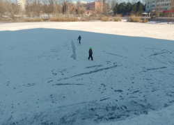 Рискующие жизнью краснодарцы выходят на тонкий лед, вопреки запретам 
