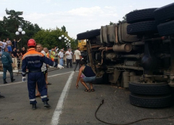 В Кропоткине КамАЗ протаранил рейсовый автобус 