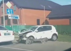 На Кубани автоледи на иномарке врезалась в автомобиль ДПС