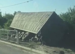 На забор и частный дом в Северском районе завалилась фура