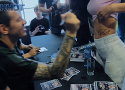 Федор Смолов расписался на теле сексапильной брюнетки в Краснодаре 