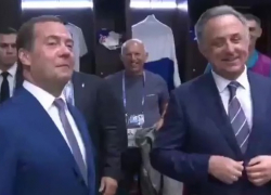 Медведев предложил членам правительства поехать в Сочи на футбол