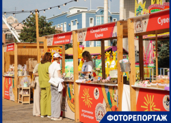 Шишки в меду, фрукты в стекле и мыло «Лабубу»: какие диковинки привезли на ярмарку ко Дню Краснодара