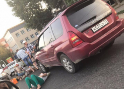 В Краснодаре водитель «Субару» сбил двух девушек на «зебре»