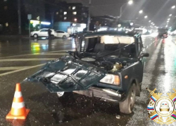 В Краснодаре 17-летний бесправник на жигулях врезался в автобус