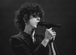 В Краснодаре минутой молчания певица LP почтила память погибших в Кемерово