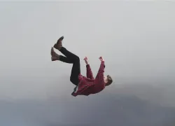 Житель Краснодара сорвался с балкона многоэтажки 