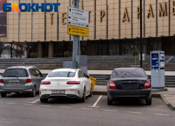 Восемь из десяти авто без номеров: в Краснодаре считают несправедливым повышение платы за парковку
