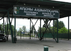 На границе с Абхазией обстреляли машину жителей Краснодарского края: девушка ранена 