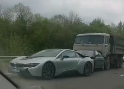  Элитный спорткар за 10 млн рублей попал в ДТП с «КамАЗом» под Абинском 
