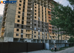 В Краснодаре девушка погибла после падения с недостроенной высотки