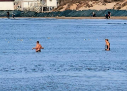 «Сотни людей купаются, загорают и гуляют»: аншлаг в Анапе в конце ноября показал блогер 