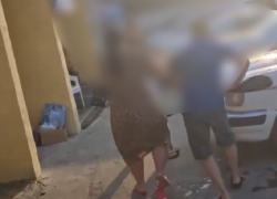 В Туапсе пара набросилась на мужчину с веслом: видео драки у сапов