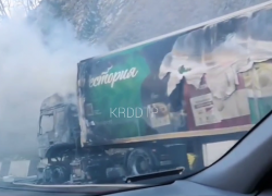 В Краснодарском крае на трассе сгорел большегруз