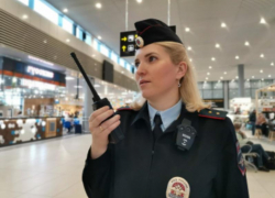 В аэропорту Анапы буйная пассажирка покусала бортпроводницу - видео