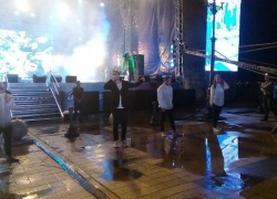 «Мокрые, но счастливые»: концерт Билана в Новороссийске задержали на час