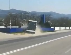 Вышел в туалет: Момент столкновения грузовика с заправкой под Новороссийском попал на видео