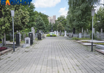 Суд отправил краснодарку на обязательные работы за танцы у могилы на Всесвятском кладбище с сигаретой во рту