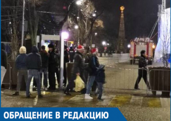 Краснодарке не разрешили показать ребенку елку около городской администрации﻿