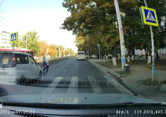 Краснодарский мальчик чудом спасся на зебре от автохама