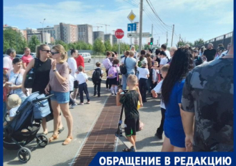 «Ждали детей возле дороги»: родителей не пустили на территорию новой школы в Краснодаре 
