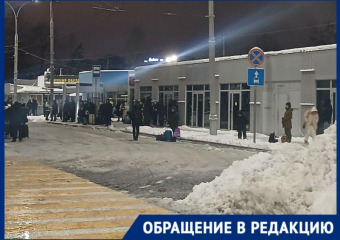 «Приходится мерзнуть на улице»: сотрудники аэропорта в Краснодаре не могут дождаться транспорта до дома