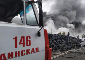 Под Краснодаром полыхает ангар с автомобильными шинами 