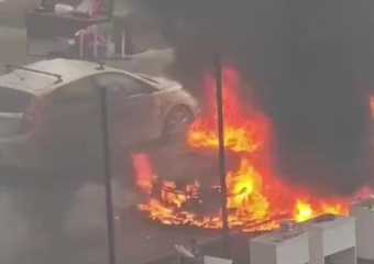 Машина сгорела дотла у многоэтажного дома на Конгрессной