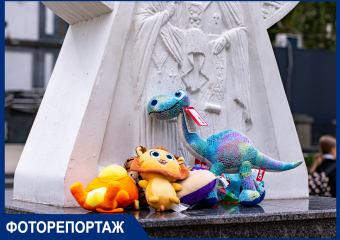 Краснодарские дети несут игрушки к храму в память погибших в Ижевске