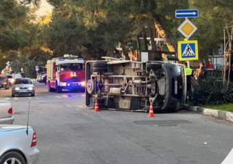 Маршрутка с людьми опрокинулась в Краснодарском крае