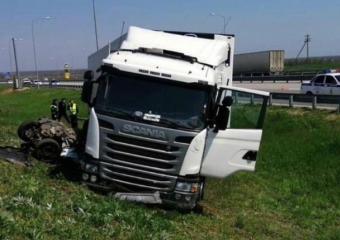 На Кубани фура раздавила полицейский автомобиль: два человека погибли 