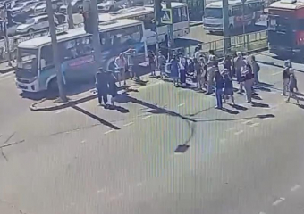 Пожилая женщина оказалась под колесами маршрутки в Краснодаре