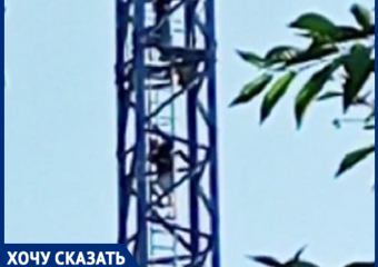 В Краснодаре дети лазают по высотным кранам: видео