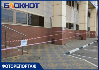 Охранники-силовики, разрушение, уничтожение парковки: умирающий торговый центр «Карнавал» в Краснодаре