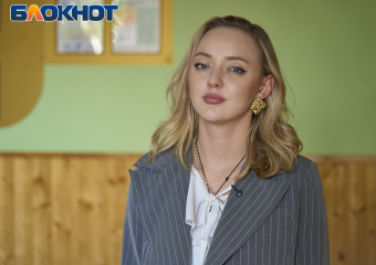 О зумерах с телефонами, родителях-скандалистах и дружбе с учениками: каково быть молодым учителем-блогером в школе