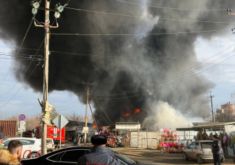 Крупный пожар уничтожил металлический ангар в Краснодаре