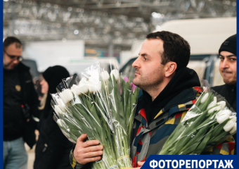 Толкотня и пробки: бойкая торговля развернулась на цветочном рынке в Краснодаре 