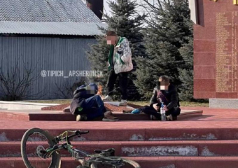 Подростки устроили пикник у Вечного огня в Краснодарском крае