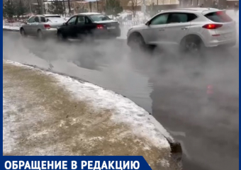 «Лишь бы никто не провалился в кипяток»: улицу в Краснодаре затопило горячей водой