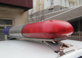 В Краснодаре неадекватный мужчина кирпичом и ногами избил прохожую