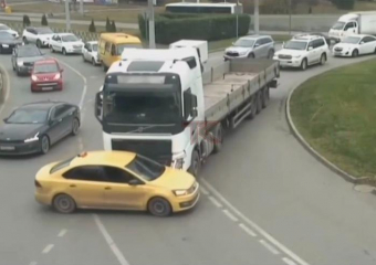 В Краснодаре грузовик протащил авто по дороге: видео