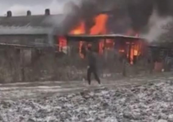 Очевидцы сняли на видео горящий в кубанском поселке дом