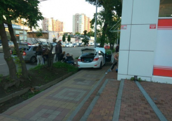  В Краснодаре машина вылетела с дороги на тротуар 